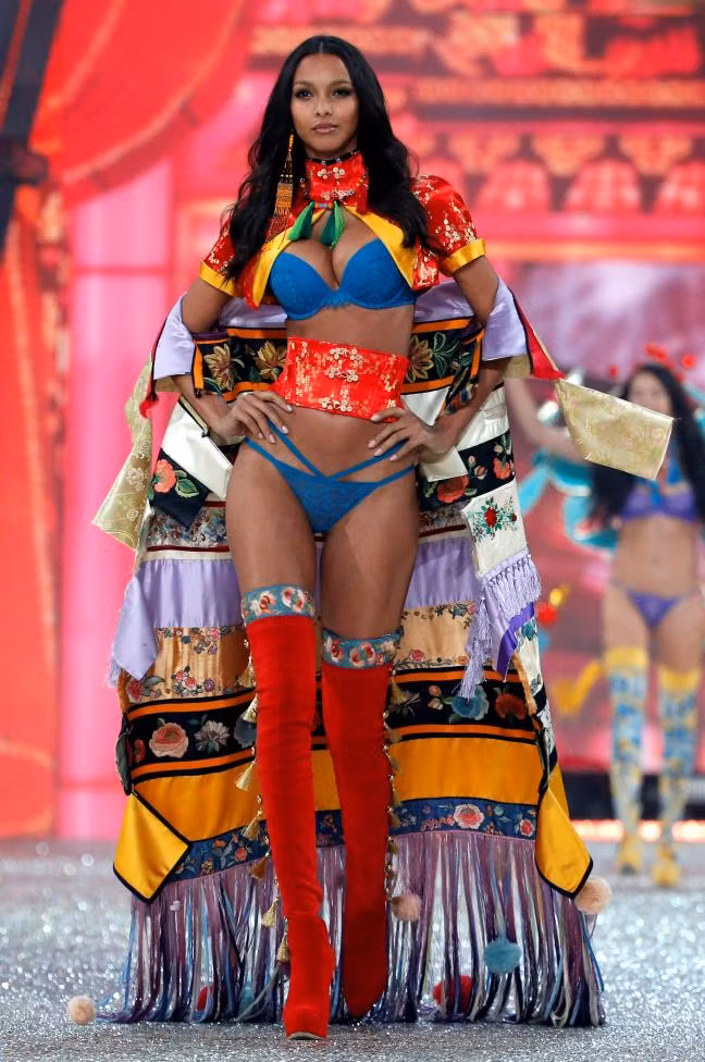man nhan voi nhung man trinh dien nong bong tai victoria s secret 2016