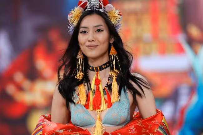 man nhan voi nhung man trinh dien nong bong tai victoria s secret 2016