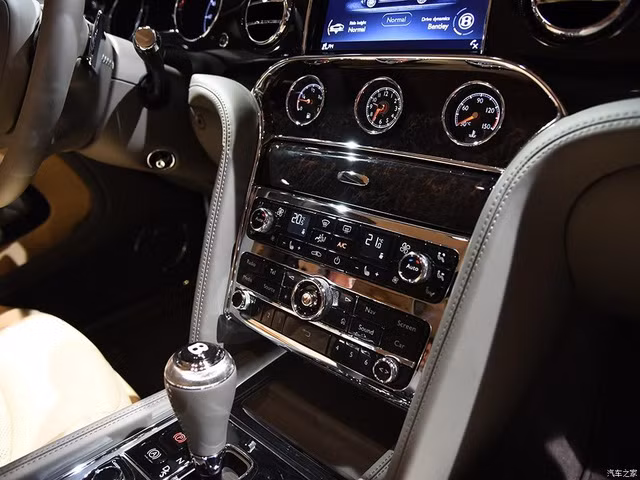 xe nha giau bentley mulsanne ewb 2017 co gia choang vang 20 7 ty