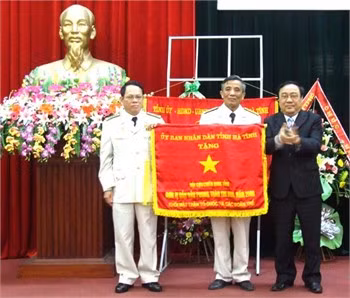 Chủ tịch UBND tỉnh Lê Văn Chất trao Cờ thi đua xuất sắc năm 2009 của UBND tỉnh tặng Hội CCB Hà Tĩnh.