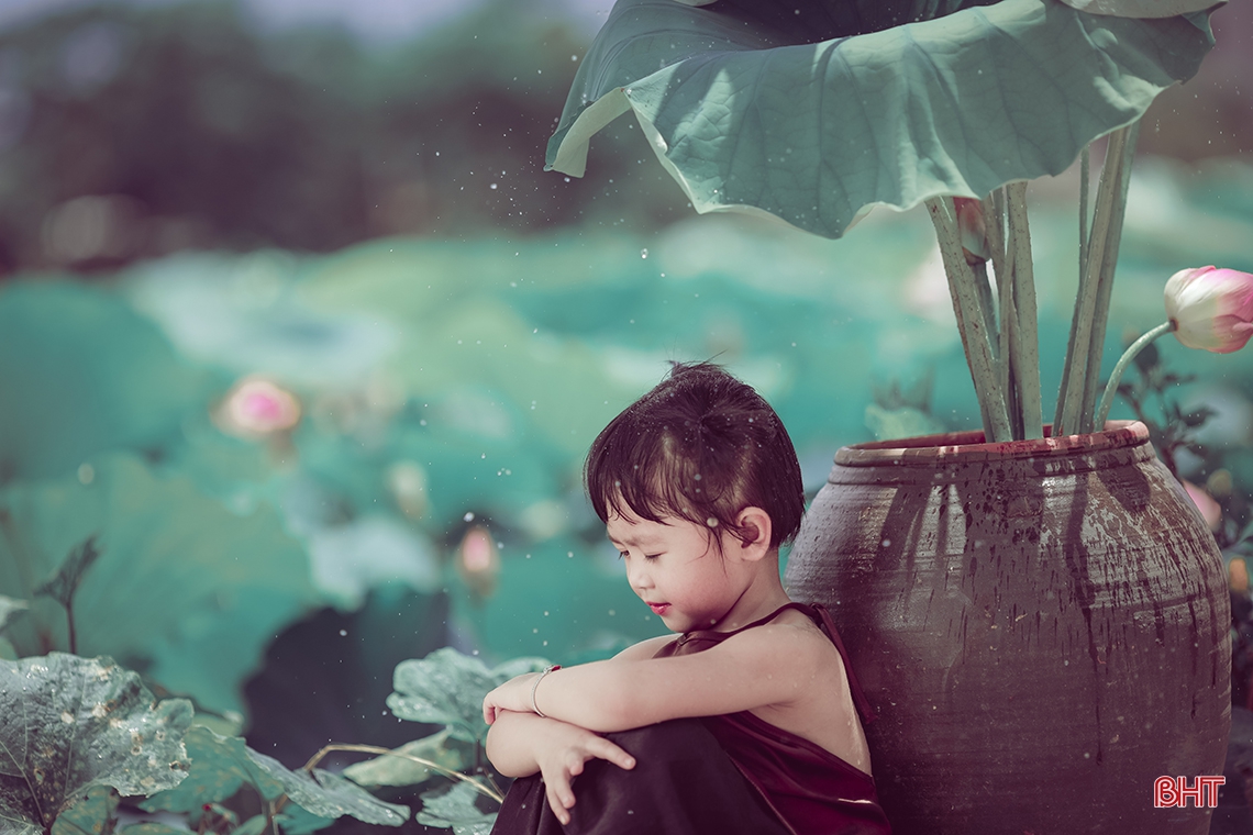 Những khoảnh khắc đáng yêu của em bé Hà Tĩnh bên hoa sen