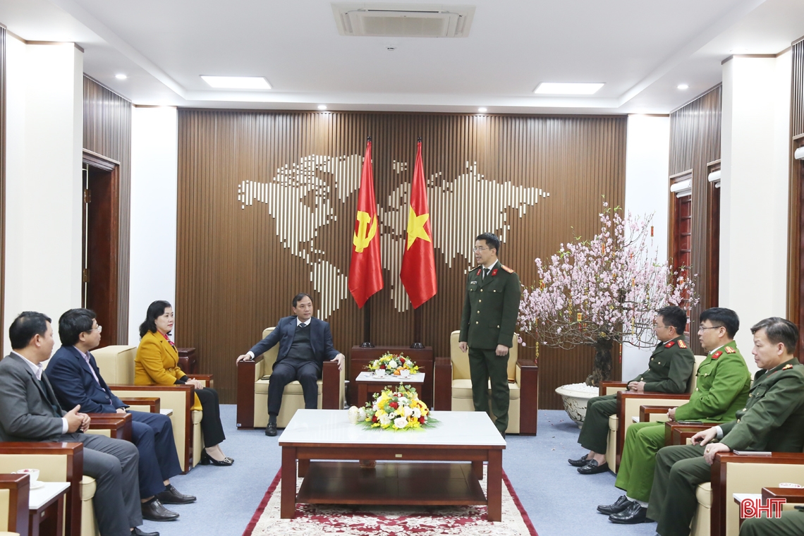 Bí thư Tỉnh ủy chúc mừng năm mới các đơn vị làm nhiệm vụ trực tết