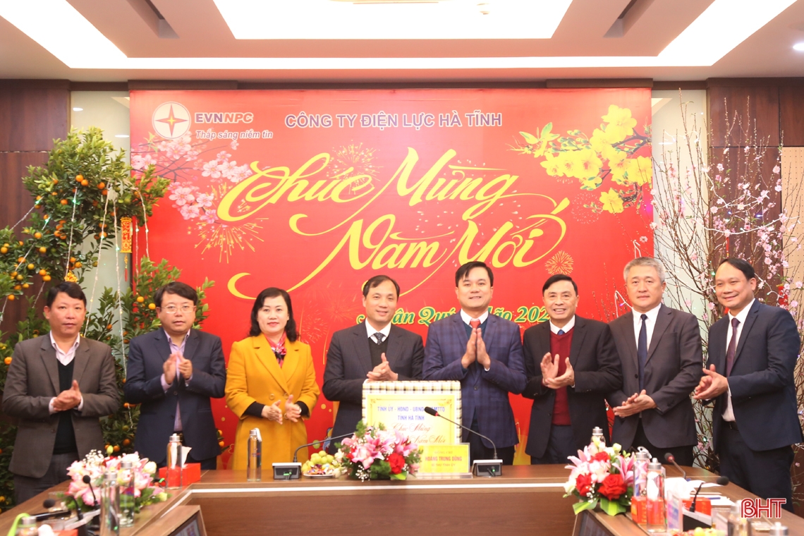 Bí thư Tỉnh ủy chúc mừng năm mới các đơn vị làm nhiệm vụ trực tết