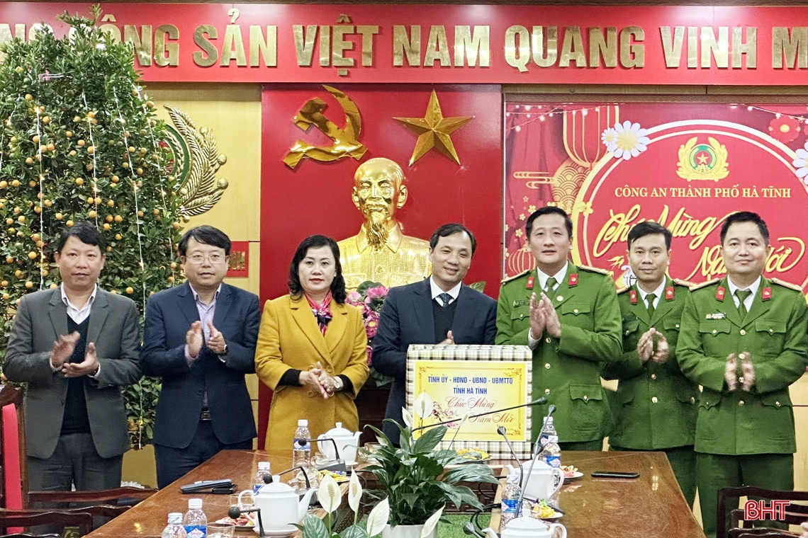 Bí thư Tỉnh ủy chúc mừng năm mới các đơn vị làm nhiệm vụ trực tết