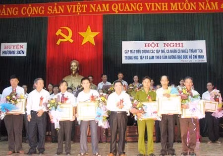 Ông Thiều Đình Duy trao tặng Bằng khen cho các tập thể và cá nhân xuất sắc