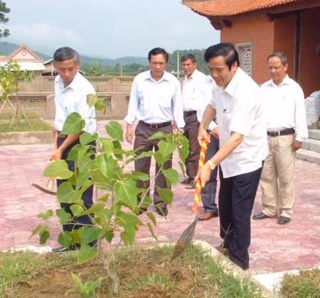 Trồng cây lưu niệm tại nhà thờ Đại danh y