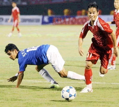 Đức Thiện (phải) lỡ hẹn vì chấn thương
