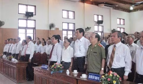 Giây phút chào cờ nghiêm trang tại lễ kỷ niệm