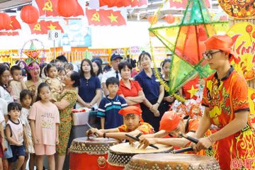 Không gian mua sắm, vui chơi trong nhà hút khách dịp lễ