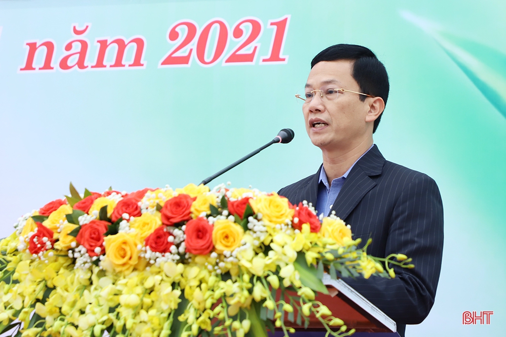 Lãnh đạo tỉnh tham gia trồng cây xanh tại thành phố Hà Tĩnh