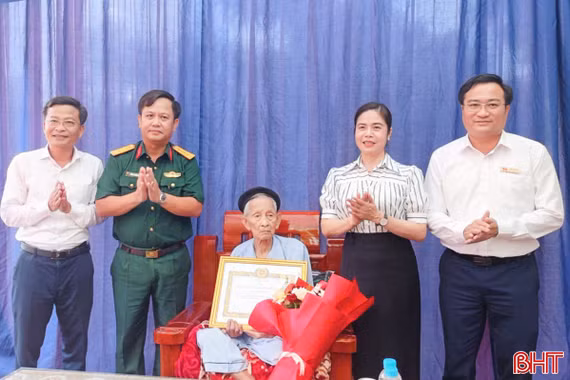 Trao Huy hiệu 80 năm tuổi Đảng cho đảng viên ở Kim Hoa