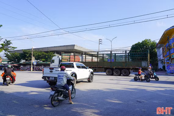 Cần bố trí cụm đèn tín hiệu giao thông tại ngã tư Trung tâm