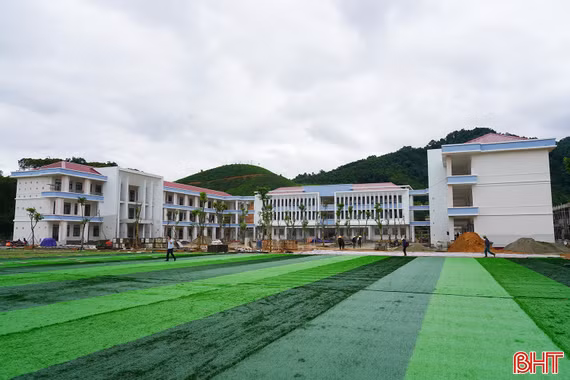 Vượt thời tiết bất lợi để kịp bàn giao 2 trường nội trú liên cấp cuối tháng 8