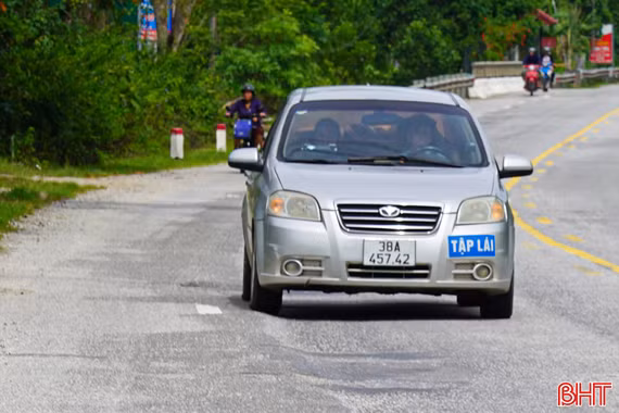 Quốc lộ 8 tiềm ẩn nguy cơ tai nạn khi vừa sửa đã hư hỏng