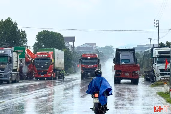Nhan nhản xe mang biển kiểm soát Lào vi phạm giao thông trên quốc lộ 8