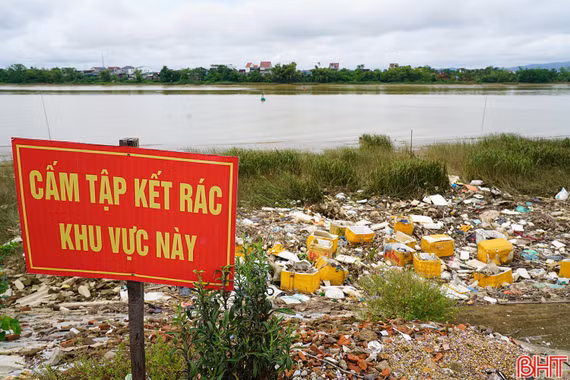 Rác thải "bủa vây" bờ sông La 