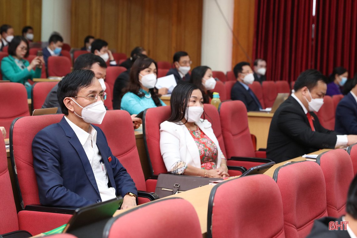 Đại biểu HĐND tỉnh Hà Tĩnh nghe báo cáo thẩm tra, thảo luận tại hội trường