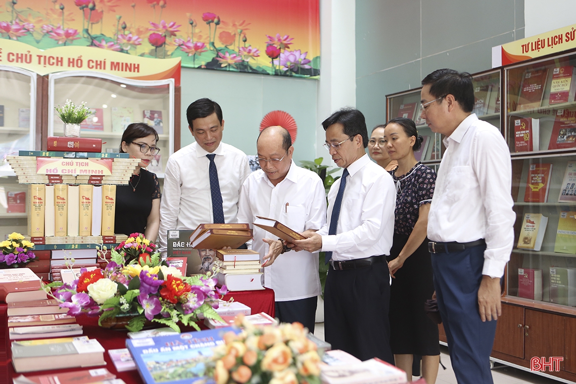 Giới thiệu gần 250 tư liệu, hiện vật quý về “Hà Tĩnh - 65 năm thực hiện lời Bác dạy”