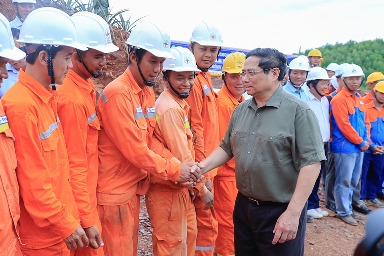 Thủ tướng động viên lực lượng thi công dựng cột VT22 - Ảnh: VGP/Nhật Bắc