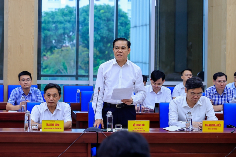 Chủ tịch UBND tỉnh Hà Tĩnh Võ Trọng Hải báo cáo tại buổi làm việc.