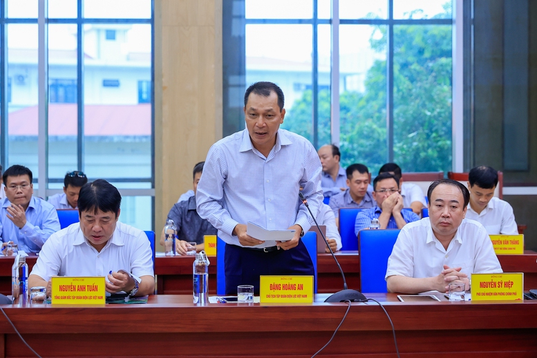 Chủ tịch EVN Đặng Hoàng An phát biểu tại cuộc họp - Ảnh: VGP/Nhật Bắc