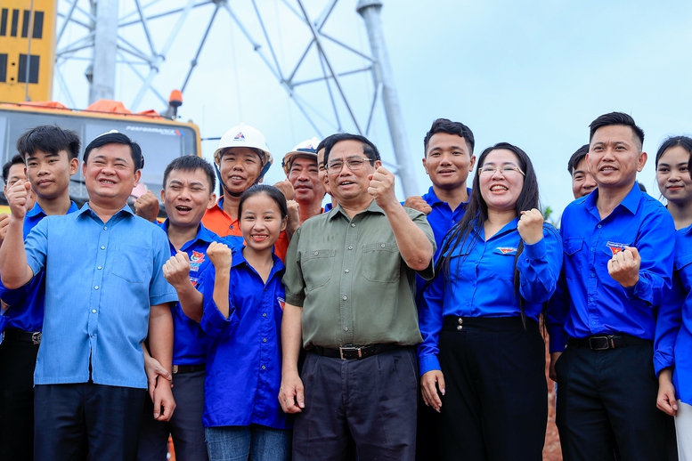 Thủ tướng biểu dương tinh thần “đâu cần thanh niên có, đâu khó có thanh niên” - Ảnh: VGP/Nhật Bắc
