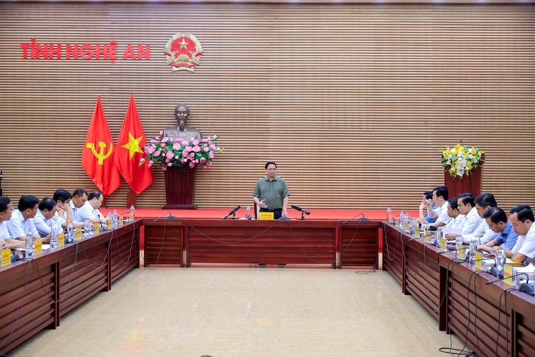 Thủ tướng chủ trì cuộc họp với lãnh đạo các bộ, ngành, 3 địa phương (Thanh Hóa, Nghệ An, Hà Tĩnh) và EVN về dự án - Ảnh: VGP/Nhật Bắc