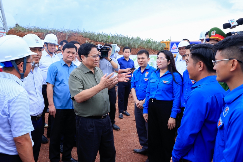 Thủ tướng thăm hỏi, động viên lực lượng thanh niên tham gia hỗ trợ thi công dự án - Ảnh: VGP/Nhật Bắc