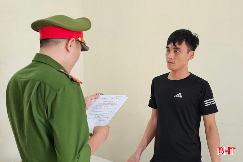 Cơ quan Công an tống đtaj quyết định khởi tố đối với đối tượng Lê vĂN Lạng.jpg