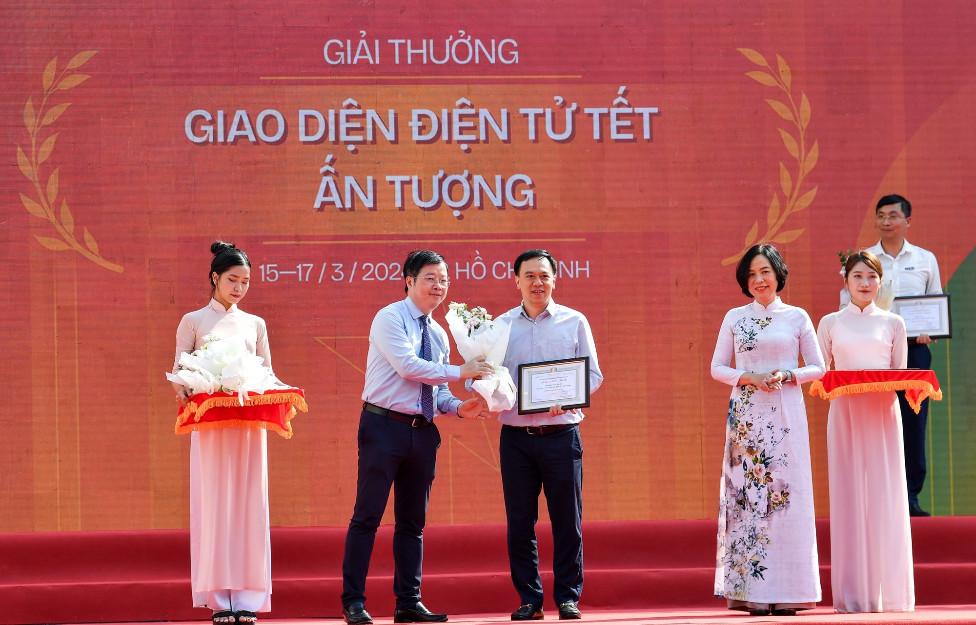 Đồng chí Nguyễn Thanh Lâm, Thứ trưởng Thông tin và Truyền thông trao giải B hạng mục Giao diện điện tử Tết ấn tượng cho đại diện báo Nhân Dân.
