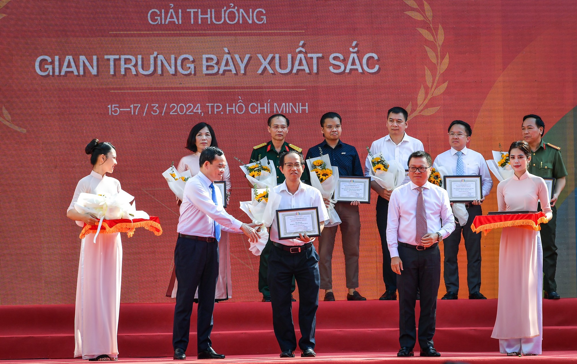 Đồng chí Trần Lưu Quang, Ủy viên Trung ương Đảng, Phó Thủ tướng Chính phủ và đồng chí Lê Quốc Minh, Ủy viên Trung ương Đảng, Tổng Biên tập Báo Nhân Dân, Phó Trưởng Ban Tuyên giáo Trung ương, Chủ tịch Hội Nhà báo Việt Nam trao Giải B hạng mục Gian trưng bày xuất sắc cho đại diện Báo Nhân Dân.