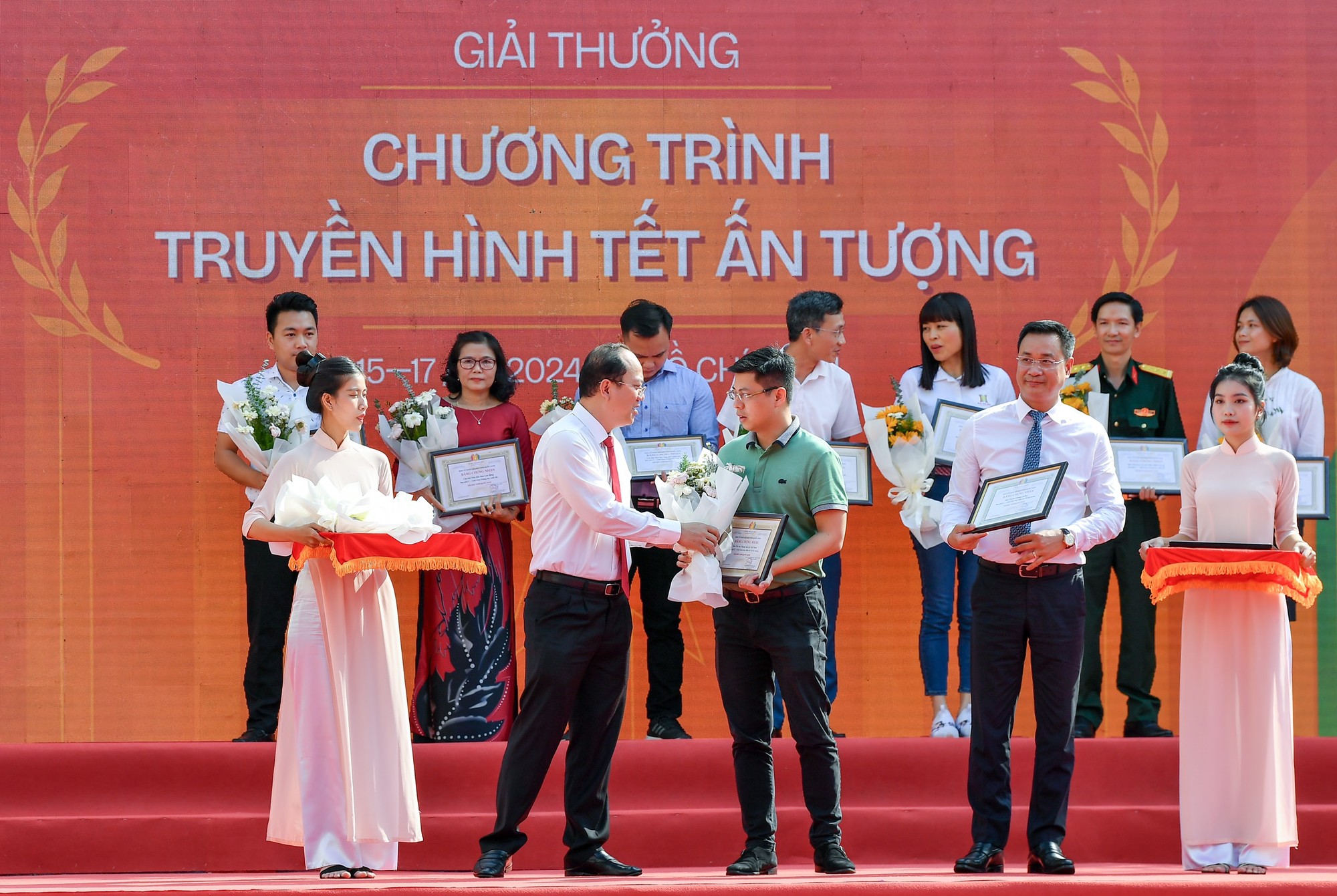 Đại diện Trung tâm Truyền hình Nhân Dân nhận giải giải C ở hạng mục Chương trình Truyền hình Tết ấn tượng.
