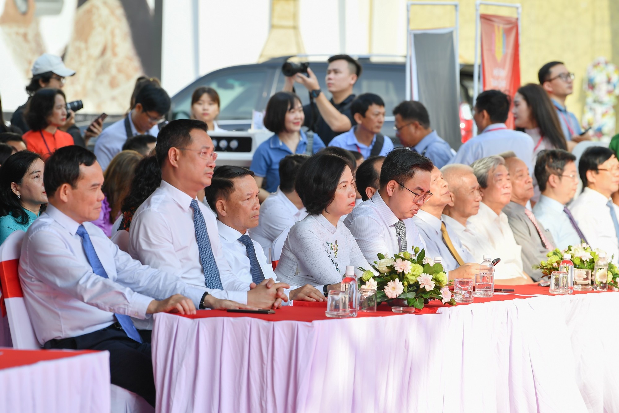 Đồng chí Trần Lưu Quang, Ủy viên Trung ương Đảng, Phó Thủ tướng Chính phủ cùng các đại diện lãnh đạo các bộ, ngành Trung ương và Thành phố Hồ Chí Minh, Hội Nhà báo Việt Nam, các cơ quan báo chí, Hội nhà báo các cấp tham dự lễ bế mạc.