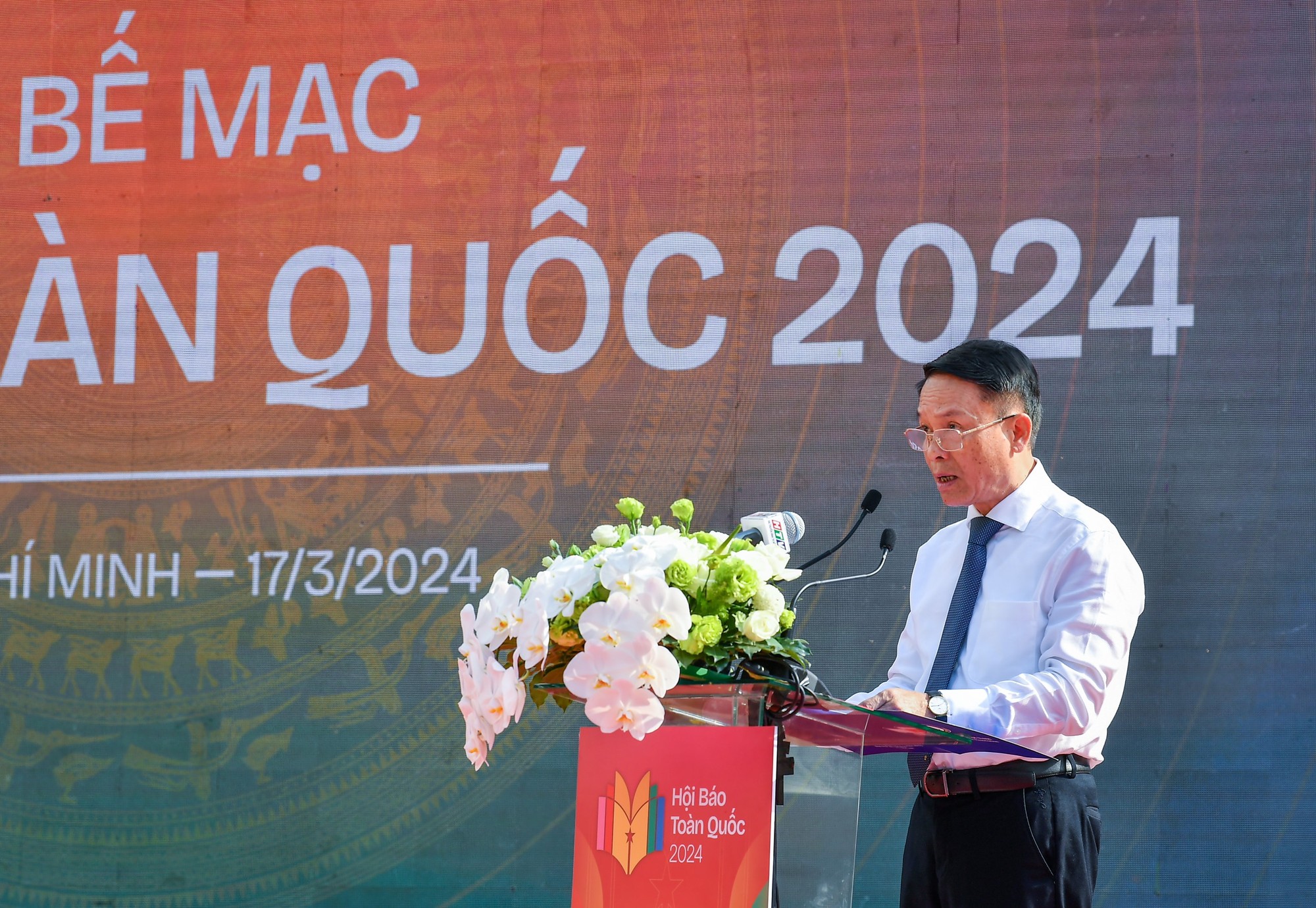 Đồng chí Nguyễn Đức Lợi, Phó Chủ tịch Thường trực Hội Nhà báo Việt Nam phát biểu tổng kết các hoạt động tại Hội Báo toàn quốc năm 2024.