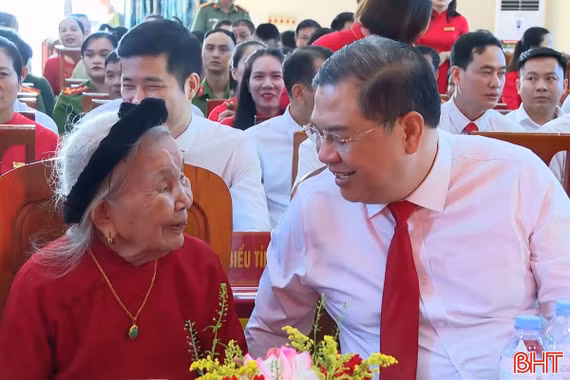 Mỗi tấm Huy hiệu Đảng trở thành một "địa chỉ đỏ" giáo dục truyền thống