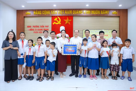 Tết Trung thu ấm áp nghĩa tình cho các em học sinh hoàn cảnh khó khăn