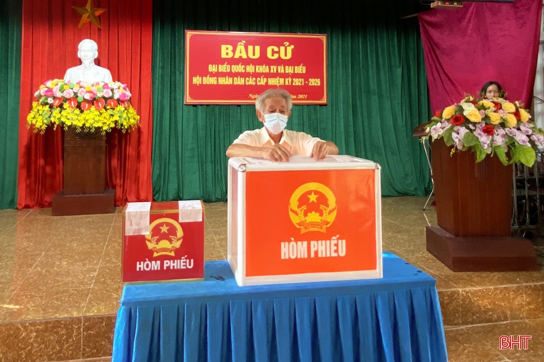 Thường trực Tỉnh ủy Hà Tĩnh bỏ phiếu bầu cử tại nơi cư trú