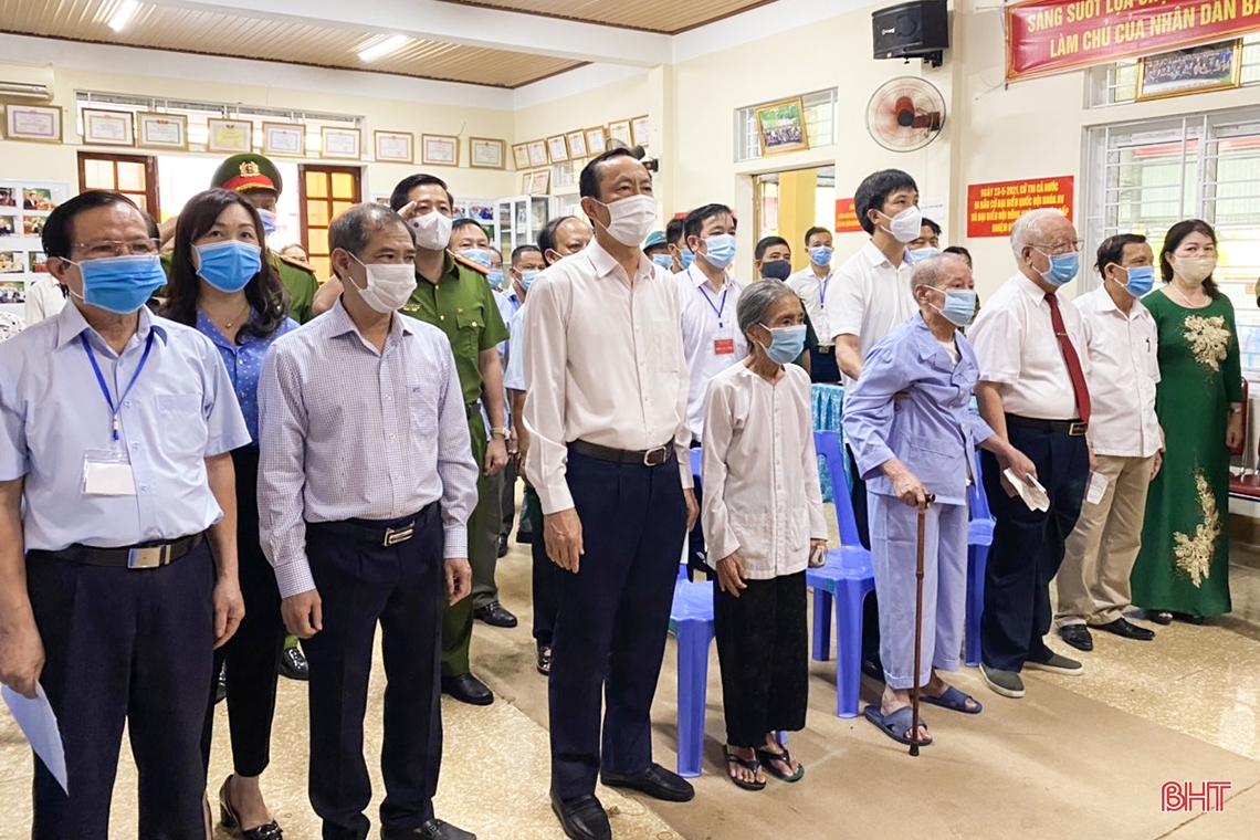 Cử tri Hà Tĩnh náo nức bầu chọn người đại biểu Nhân dân