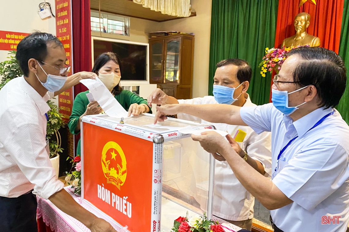 Cử tri Hà Tĩnh náo nức bầu chọn người đại biểu Nhân dân