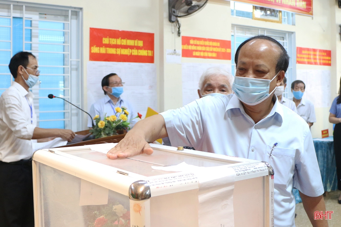 Cử tri Hà Tĩnh náo nức bầu chọn người đại biểu Nhân dân