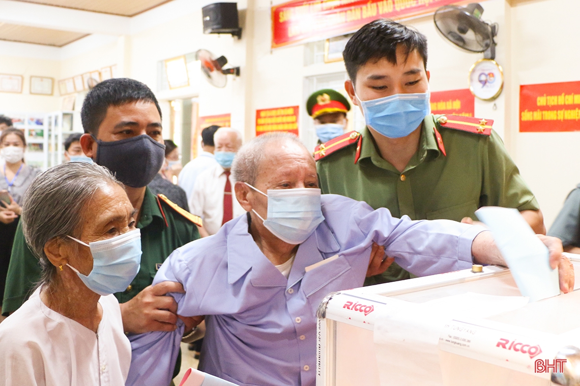 Cử tri Hà Tĩnh náo nức bầu chọn người đại biểu Nhân dân