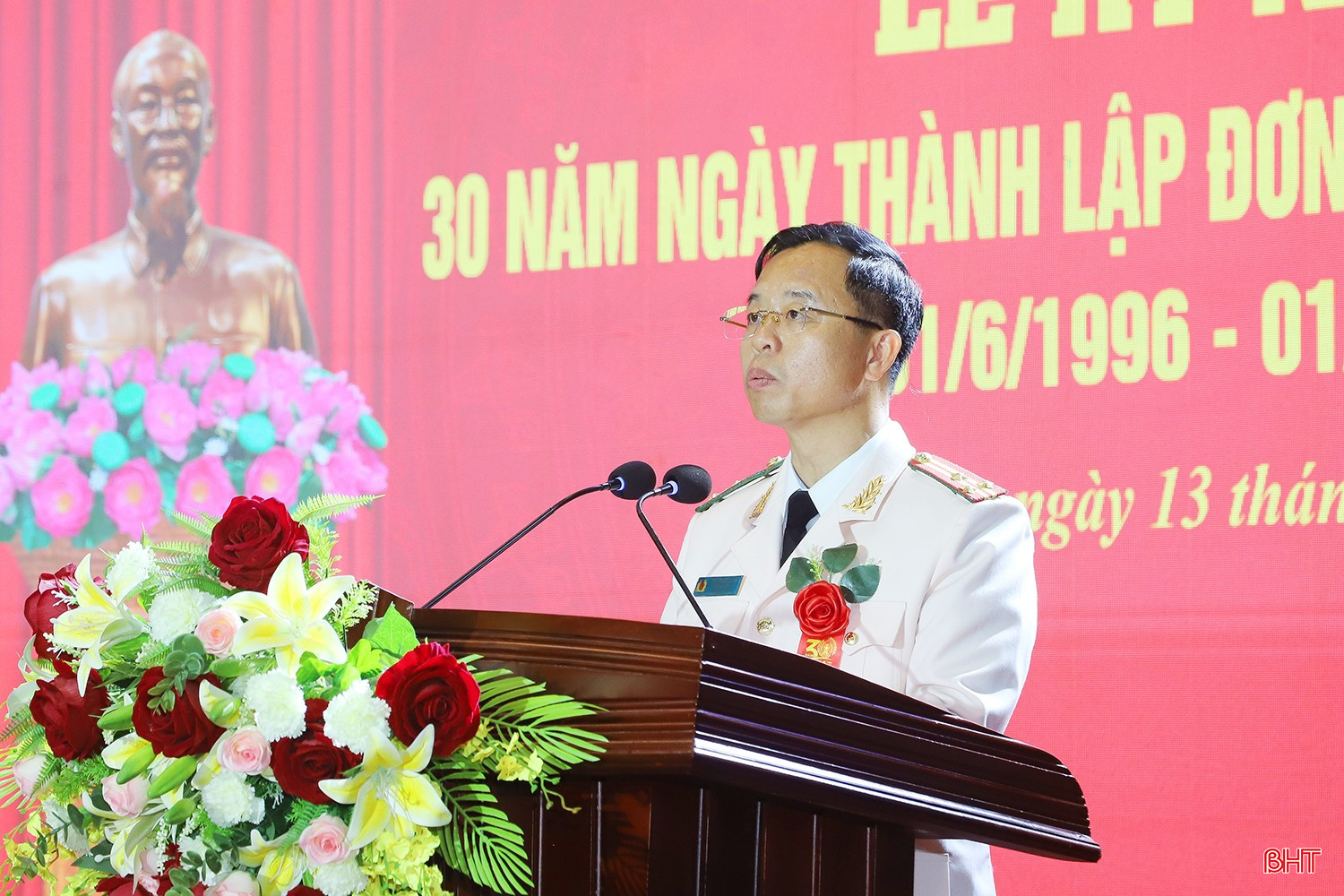 Thượng tá Bùi Quốc Toản - Phó Giám thị Trại giam Xuân Hà trình bày diễn văn tại lễ kỷ niệm.