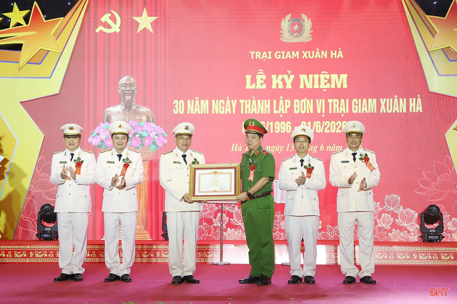 Thiếu tướng Nguyễn Thanh Trường - Cục trưởng Cục C10 tặng bằng khen của Thủ tướng Chính phủ cho Trại giam Xuân Hà.