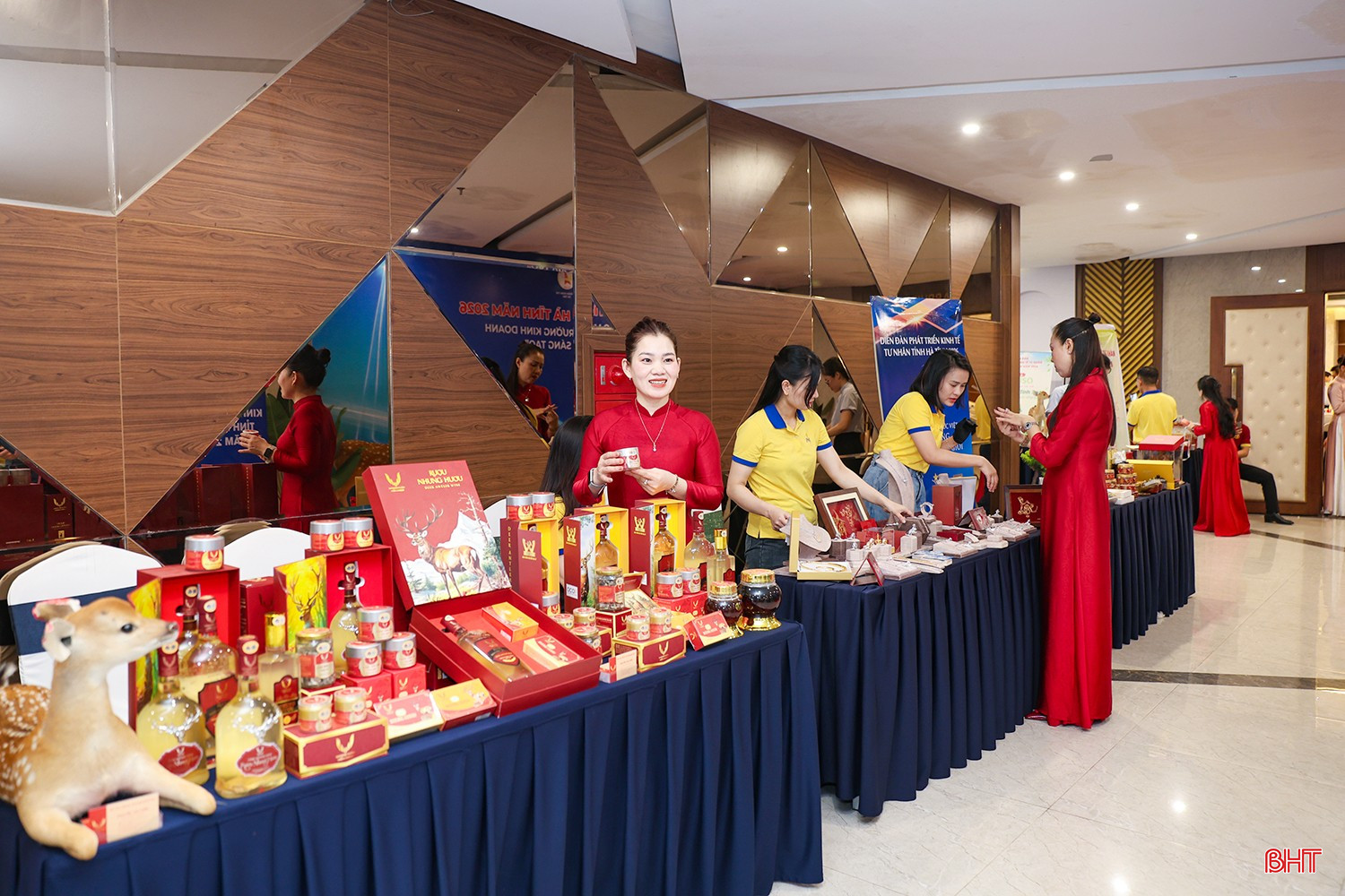 Doanh nhân trẻ Hà Tĩnh giới thiệu những sản phẩm, mô hình sản xuất tiêu biểu tới khách tham quan.