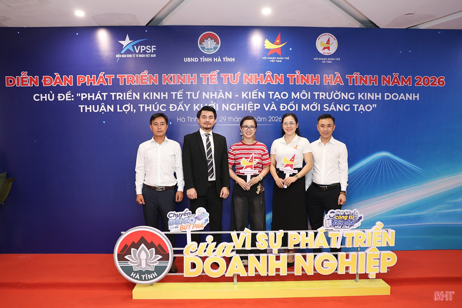 Hội viên Hội Doanh nhân trẻ Hà Tĩnh chụp ảnh lưu niệm bên lề diễn đàn.