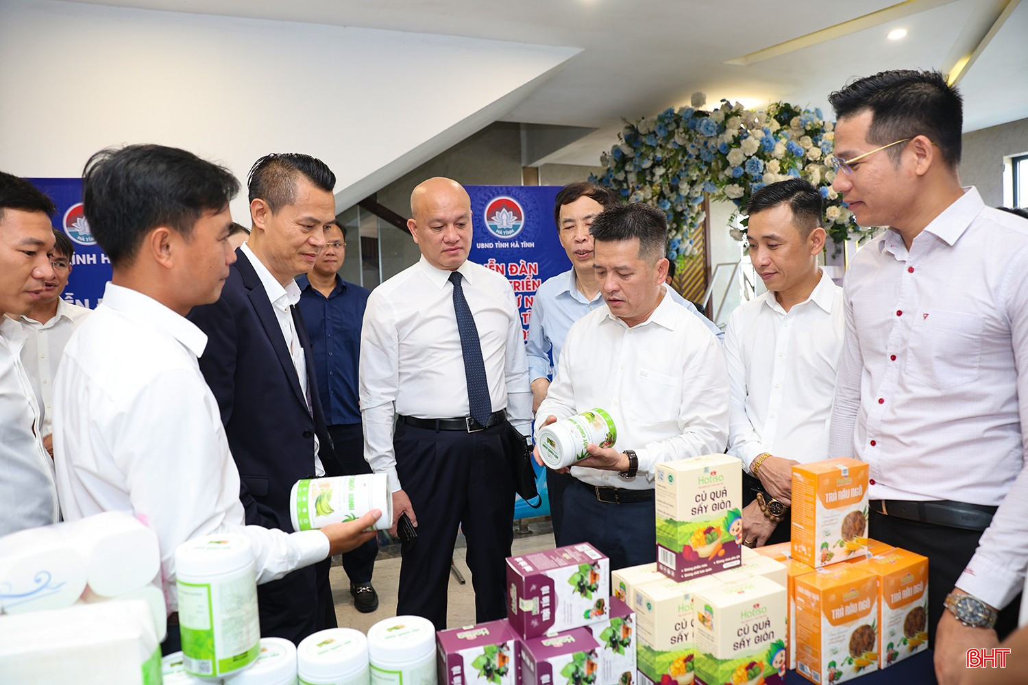  Đại biểu tham quan gian hàng trưng bày sản phẩm Hà Tĩnh.