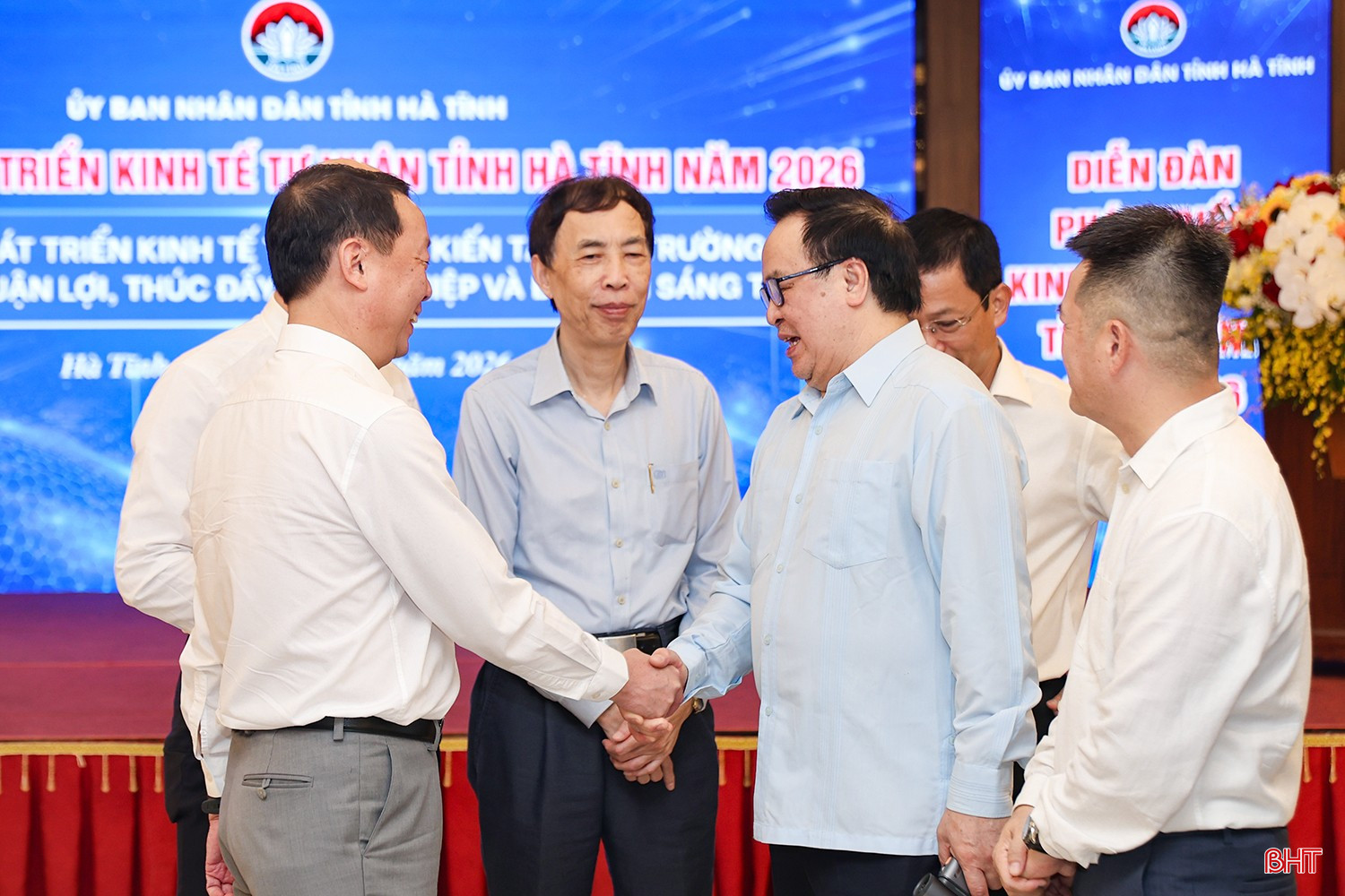 Không khí cởi mở, sôi nổi trước giờ khai mạc diễn đàn.