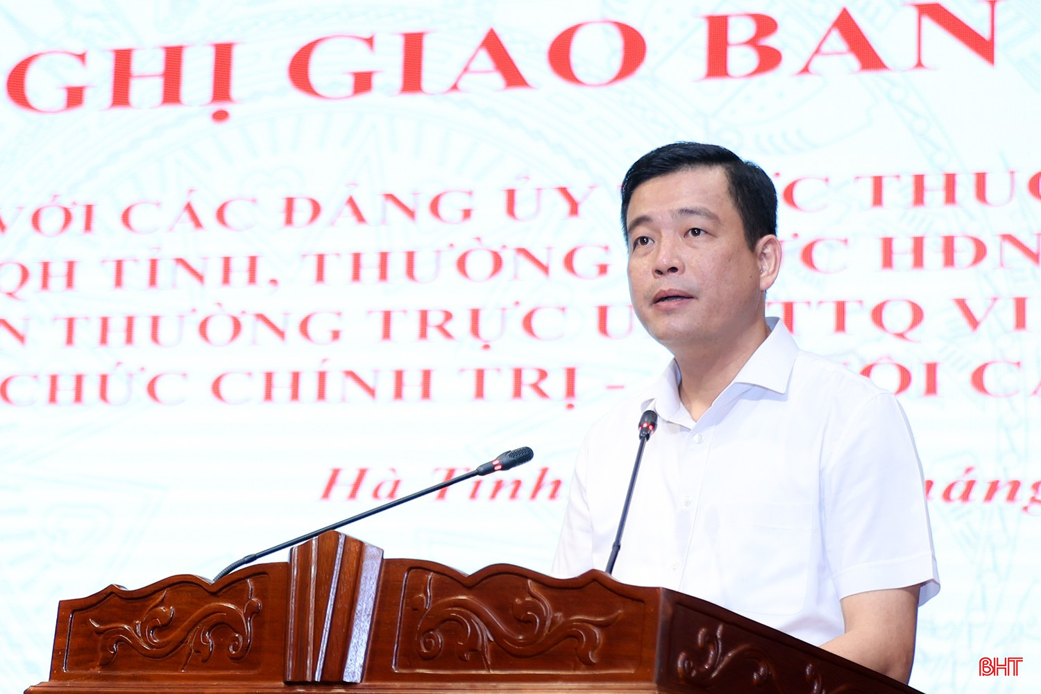Đồng chí Nguyễn Thành Đồng - Ủy viên BTV Tỉnh ủy, Chủ tịch Ủy ban MTTQ tỉnh trao đổi một số nội dung tại hội nghị.