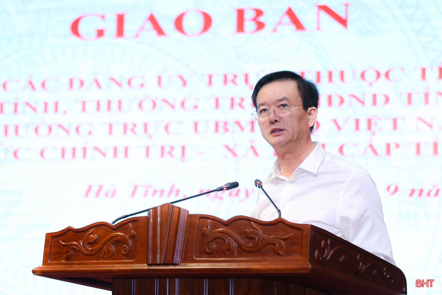 Đồng chí Trần Báu Hà - Ủy viên BTV Tỉnh ủy, Phó Chủ tịch Thường trực UBND tỉnh trao đổi một số nội dung tại hội nghị.