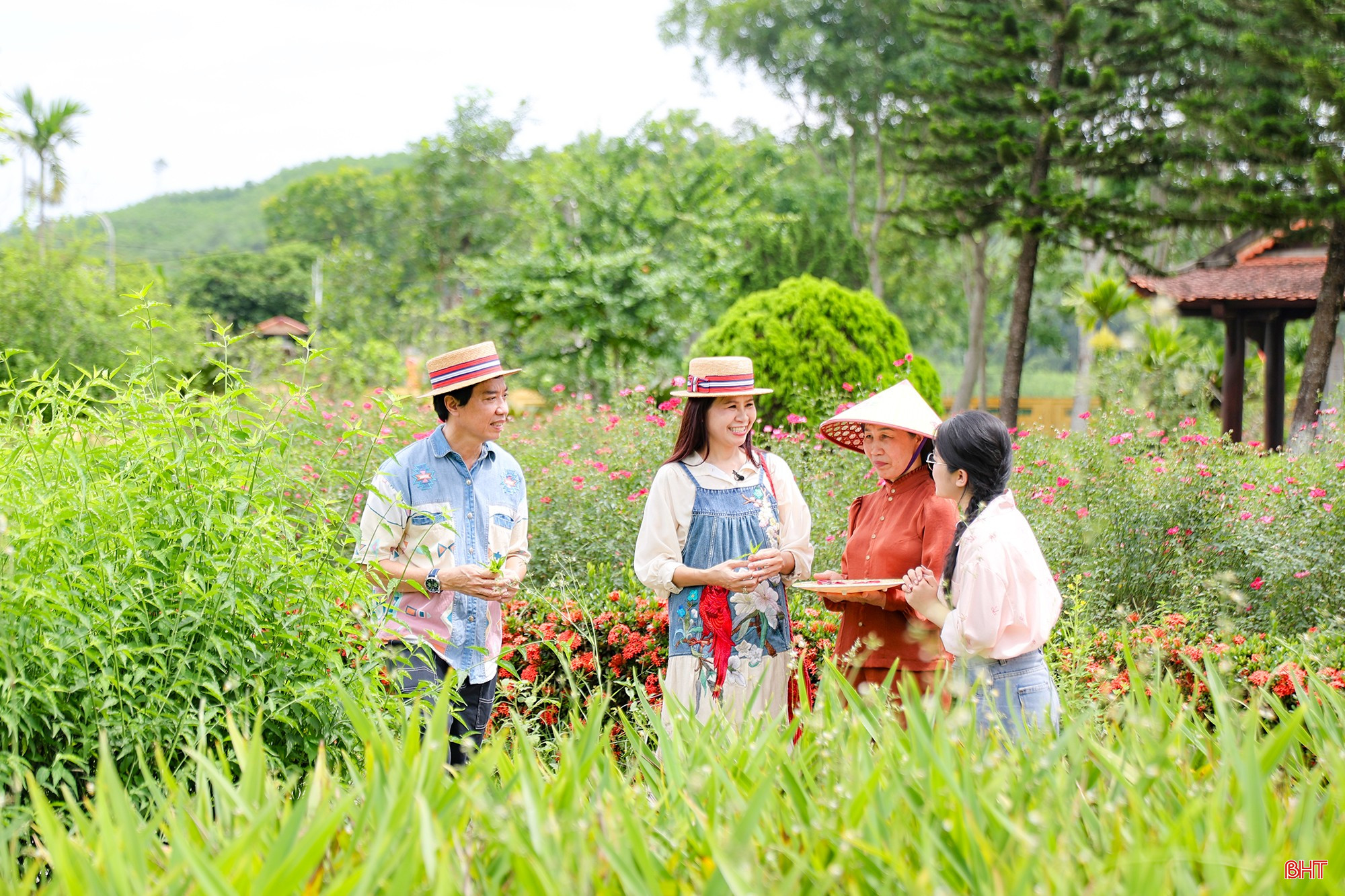 Giữa mùi hương thảo mộc dịu nhẹ lan trong gió núi, cả đoàn như được lắng lại cùng thiên nhiên nguyên sơ của miền sơn cước.